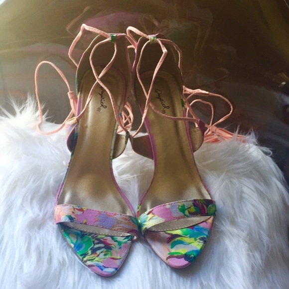 Hawaiian Print Lace Up Sandal Heels - Picture 2 of 4